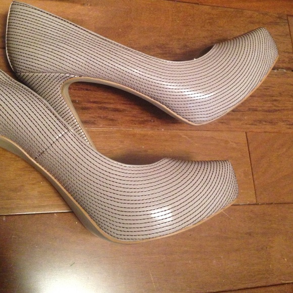 Tan pumps size 9 - Picture 2 of 3