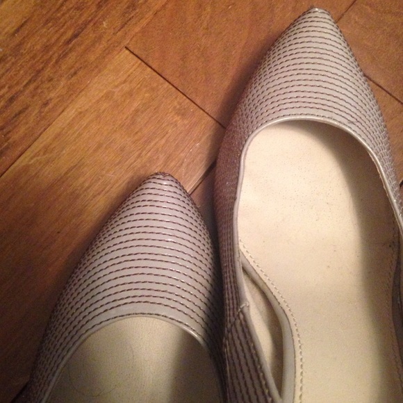 Tan pumps size 9 - Picture 3 of 3