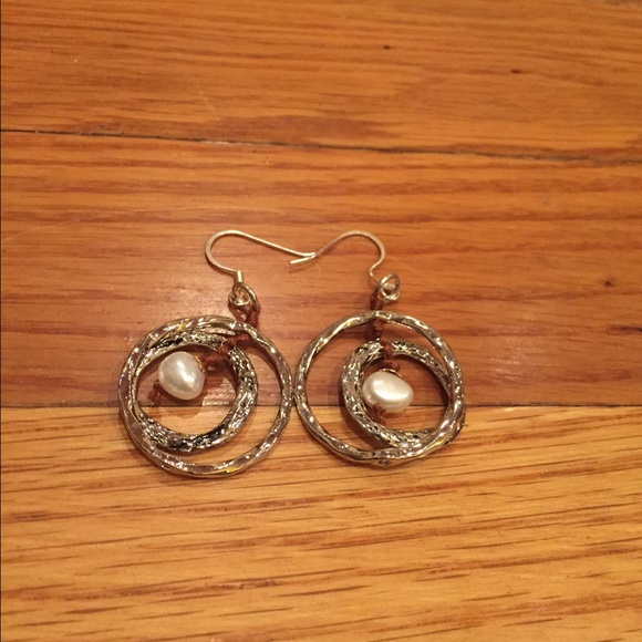 Leather pearl silver earrings