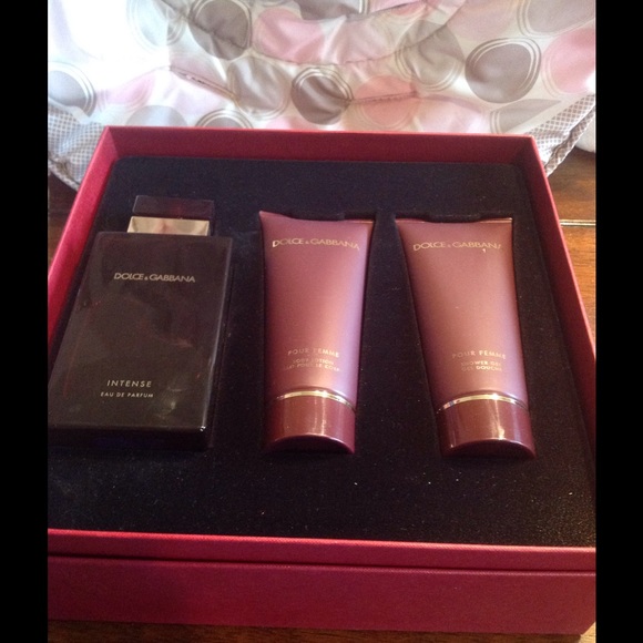dolce and gabbana red perfume gift set