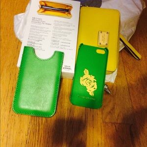 ☎️📞SOLD📞☎️Michael Kors 5s Zip Wallet (Bundled)