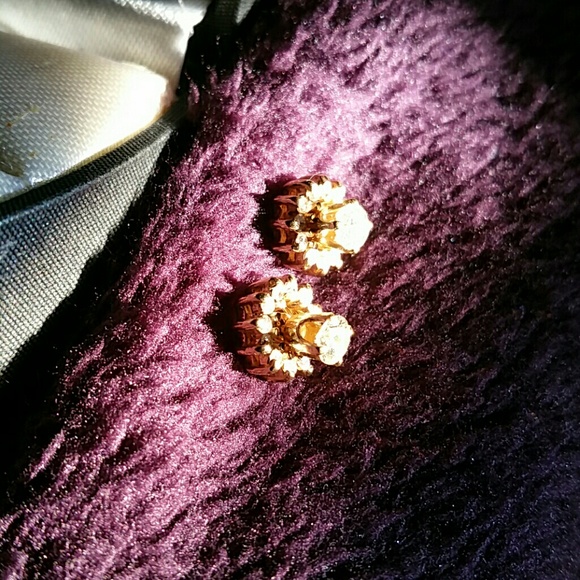 Round diamond solitaire studs with sleeves!