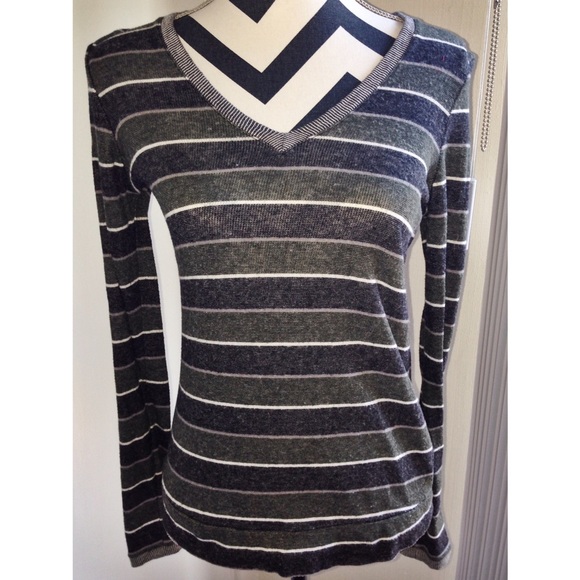 Striped V-neck long sleeve shirt!