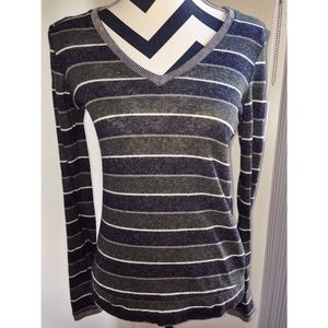 Striped V-neck long sleeve shirt!
