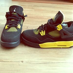 Retro Jordan 4s (THUNDERS) Size 5.5 in Kids