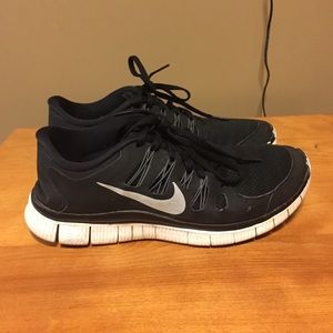 Black and white nike free run