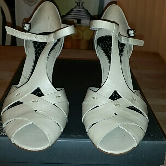 Leather peep toe sandals