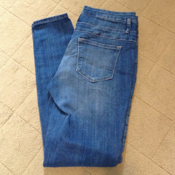 High waisted jeans.