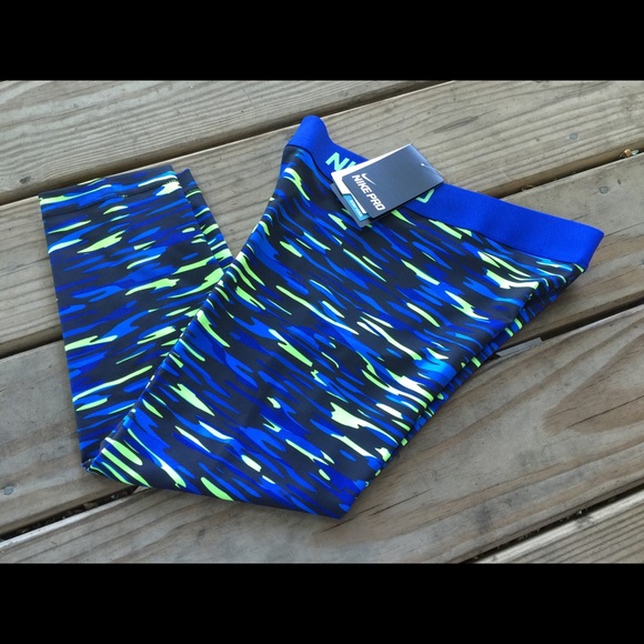 NWT Nike capri compression pants size SMALL