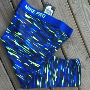 NWT Nike capri compression pants size SMALL