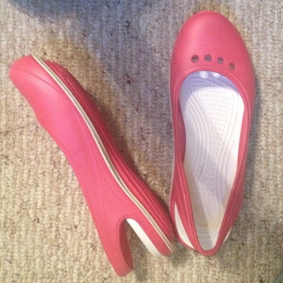 New crocs... Never worn. Size 11 womens.
