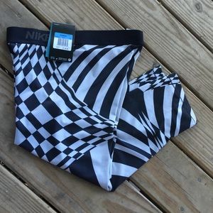 NWT Nike capri compression pants size MEDIUM