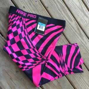 NWT Nike capri compression pants size MEDIUM