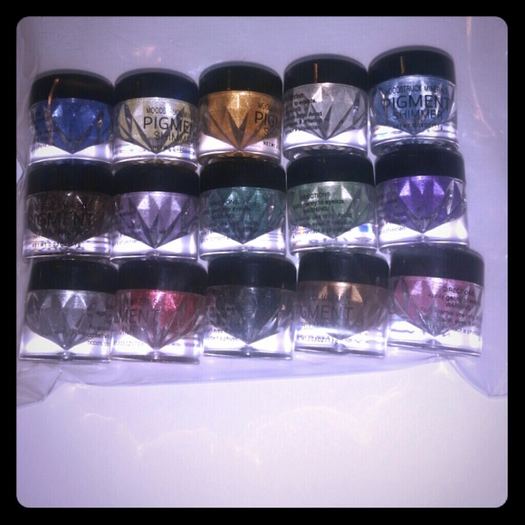 15 Shimmer Eye Shadows by Younique