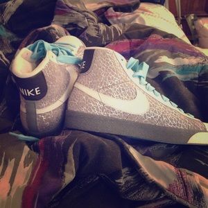 NIKE DUNKS WOMEN'S SIZE 9