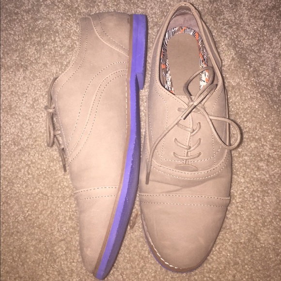 Cute Madden Girl Tan Oxfords with Blue Accent - Picture 2 of 3
