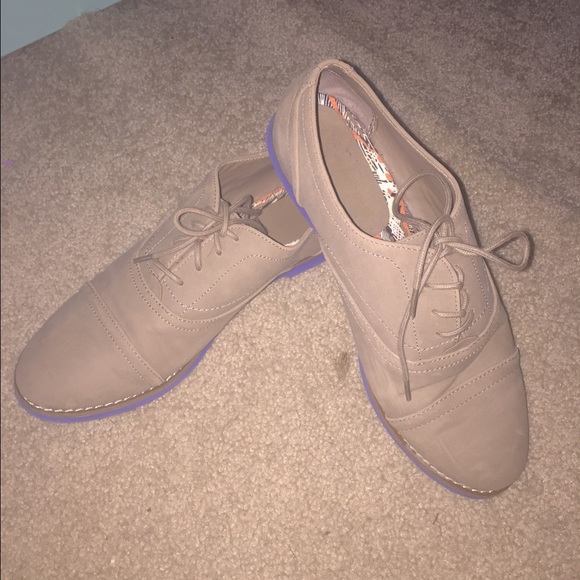 Cute Madden Girl Tan Oxfords with Blue Accent - Picture 3 of 3