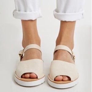 🌻 NWT Cute Sandals