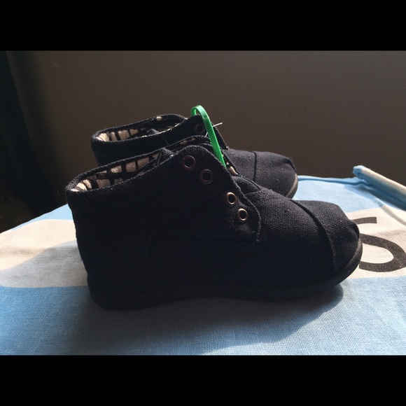 toms black high tops