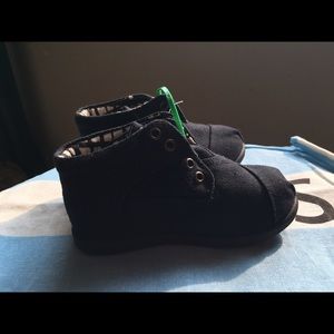 Boys Black high top Toms