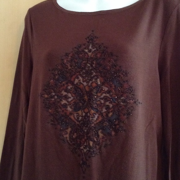 SOLD ⭐️ Cute embellished top - Picture 2 of 4