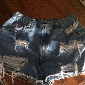 Highwaisted distressed shorts