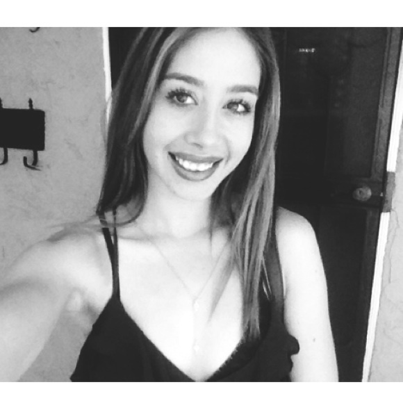 Meet your Posher, Nicole - Picture 1 of 1