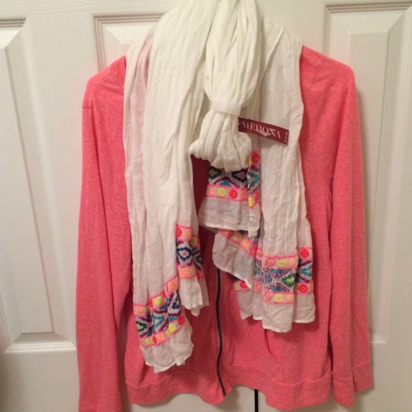 Cute BRAND NEW WITH TAGS scarf!! - Picture 2 of 3