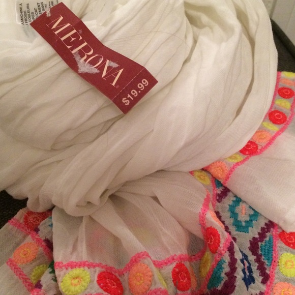 Cute BRAND NEW WITH TAGS scarf!! - Picture 3 of 3