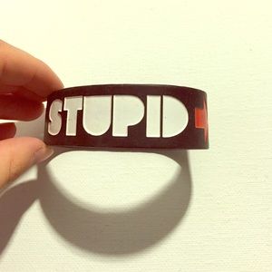"I'm with stupid" rubber bracelet