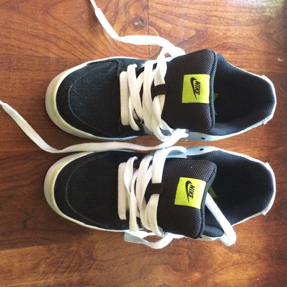 Youth size 4 Nikes - Picture 2 of 4