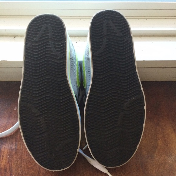 Youth size 4 Nikes - Picture 4 of 4