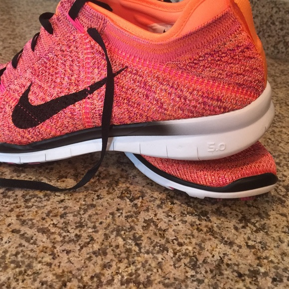 Bright pink Nike Fly knit Frees 5.0 - Picture 2 of 4