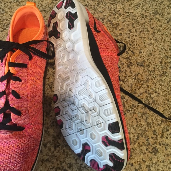 Bright pink Nike Fly knit Frees 5.0 - Picture 4 of 4