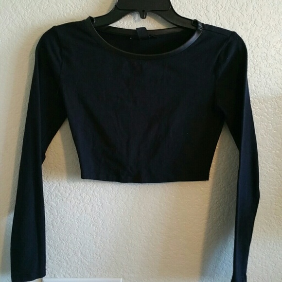 Black long sleeve crop top