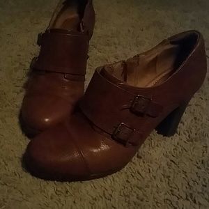 Clarks tan leather heels