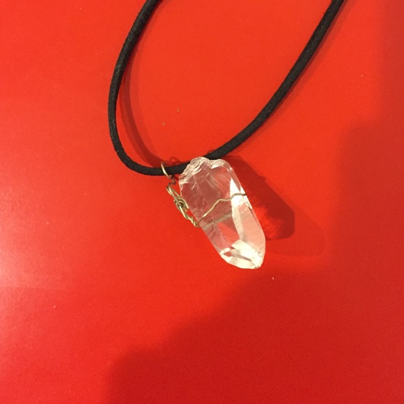 Quartz with leather necklace - Picture 2 of 2