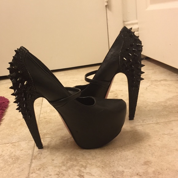 Spiked heels - Picture 2 of 3