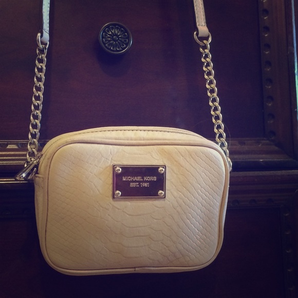 Michael Kors Handbags - 💎MK CROSSBODY💎