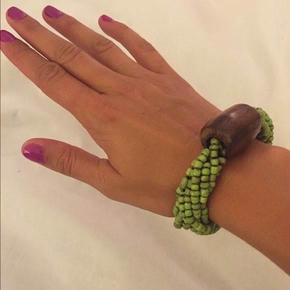 Green beaded bracelet with wooden knot - Picture 1 of 4