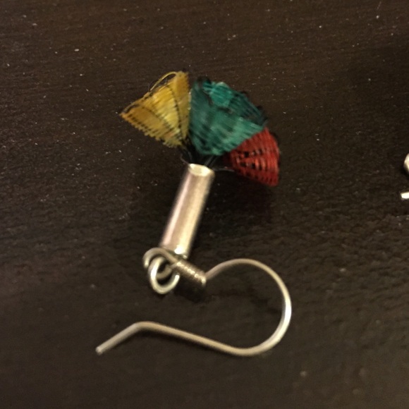 Silver and fiber earrings - Picture 2 of 2