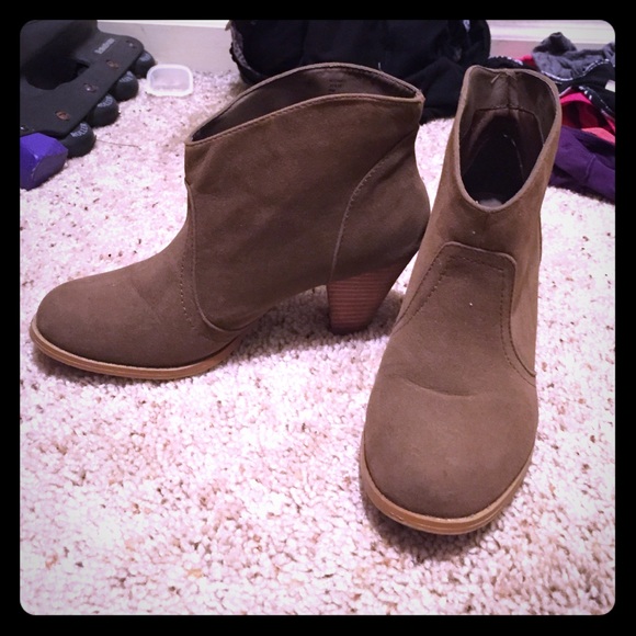 Really cute ankle boots😍