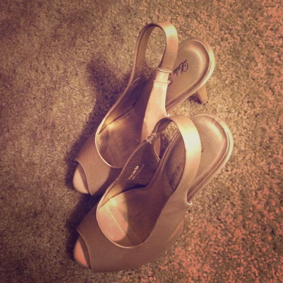 Champagne colored heels 🌺👠