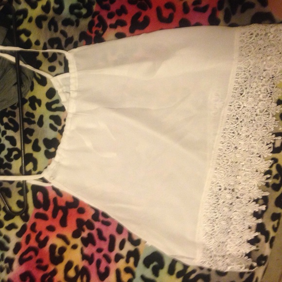 Cute white tank top - Picture 1 of 3