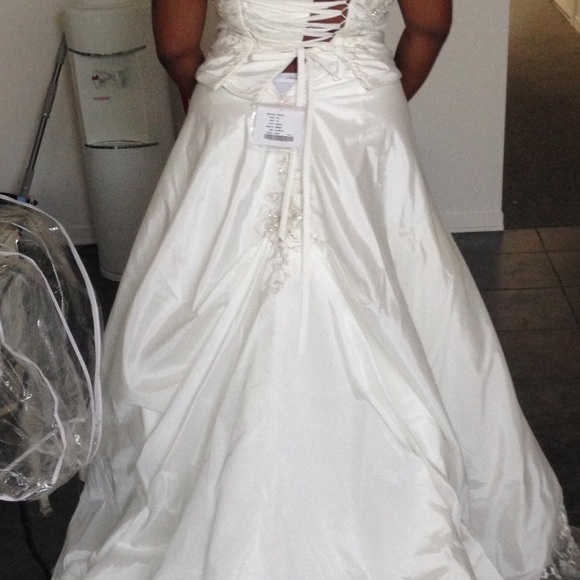 Wedding Gown ... - Picture 2 of 4