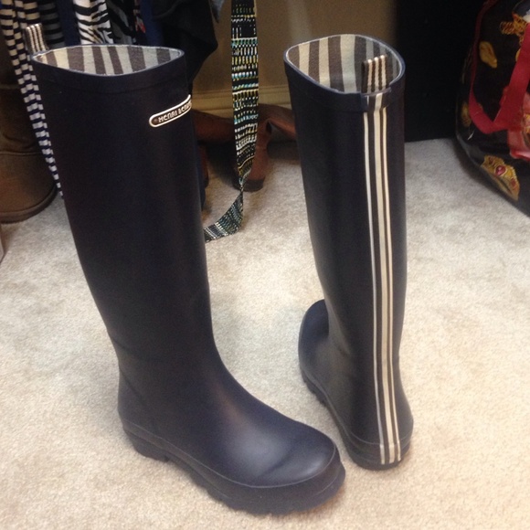 Adorable Henri Bendel navy rain boots!