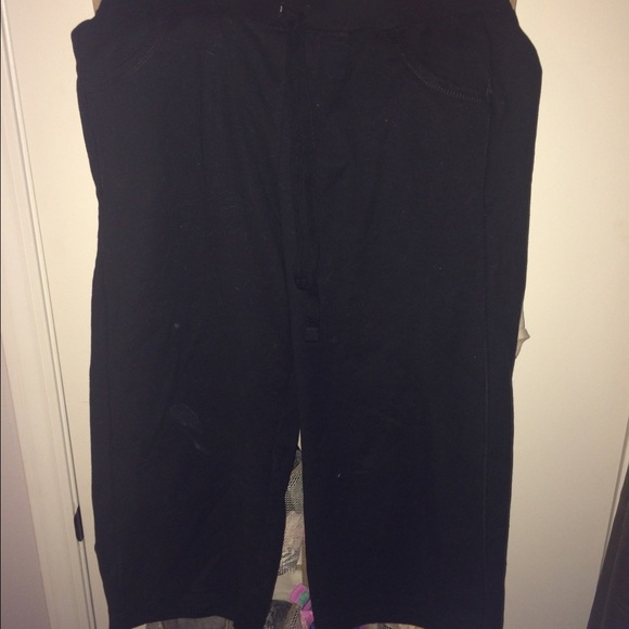 Hanes black Capri