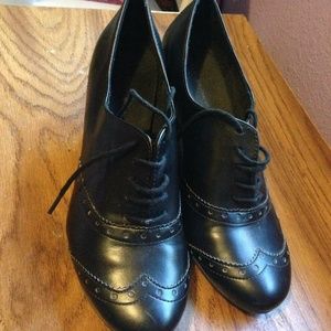 Size 10 oxfords slightly worn