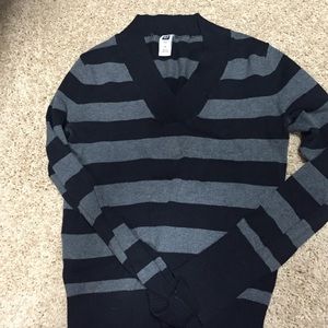 GAP gray and black women's v neck sweater
