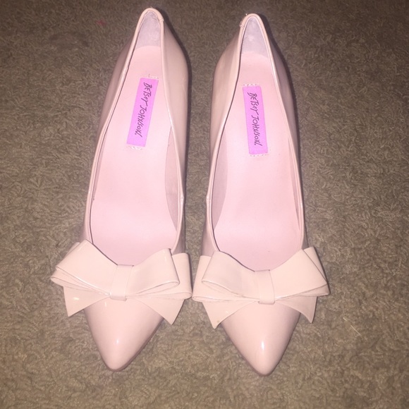 BETSEY JOHNSON Tan Point Toe Pump w/Bow